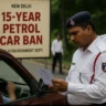 दिल्ली ट्रैफिक पुलिस अधिकारी एक पुरानी पेट्रोल गाड़ी के दस्तावेज़ों की जांच करते हुए, जुलाई 2025 के वाहन बैन के दौरान।
