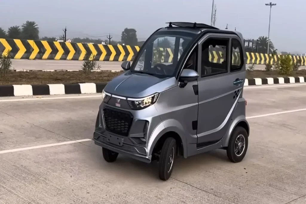 Yakuza Karishma electric four wheeler priced at ₹1.25 lakh with a happy Indian family