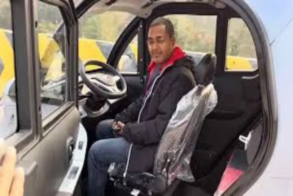 Yakuza Karishma electric four wheeler priced at ₹1.25 lakh with a happy Indian family