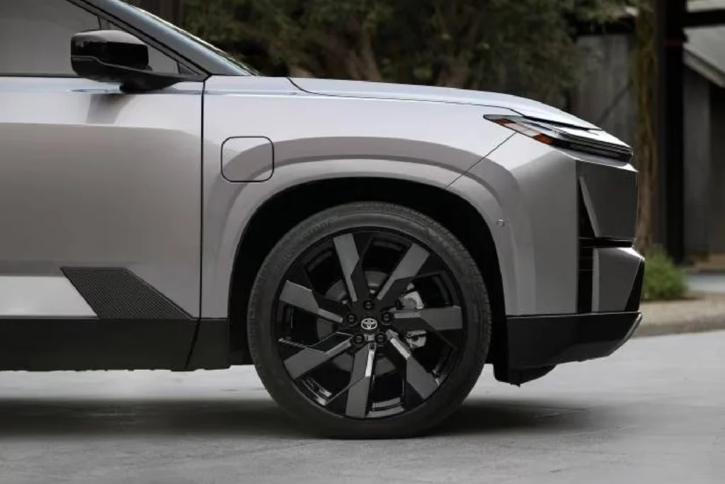 2027 Toyota Highlander EV electric-only SUV front view with AutoAkhbar.com news headline branding