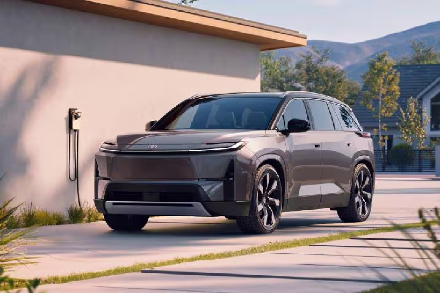 2027 Toyota Highlander EV electric-only SUV front view with AutoAkhbar.com news headline branding