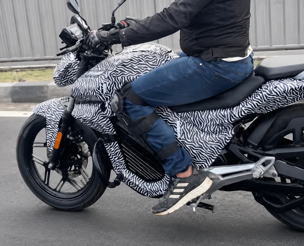 Avore Electric Motorcycle camoflage image real on raod image