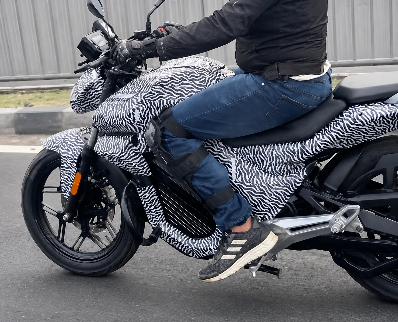 Avore Electric Motorcycle camoflage image real on raod image