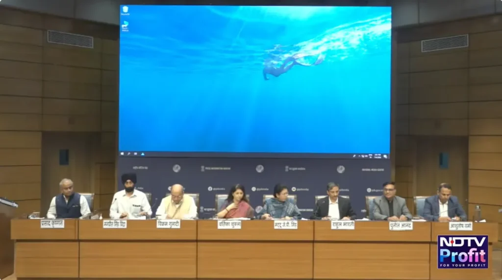 Automakers and government officials at E20 fuel press conference