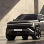 2027 Hyundai Tucson boxy redesign front three-quarter view, AutoAkhbar branded image