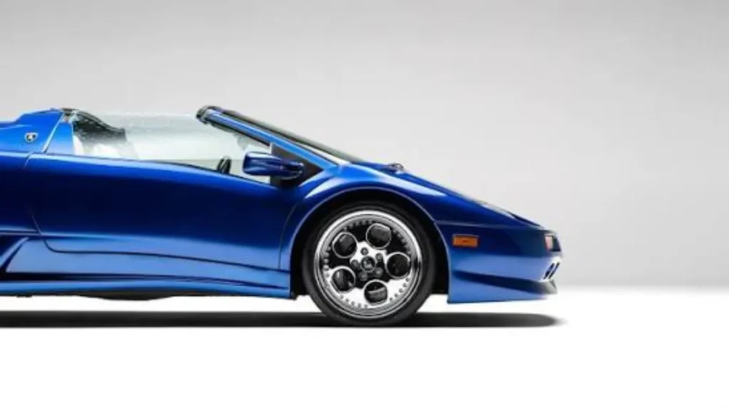 Eccentrica Lamborghini Diablo V12 Roadster restomod close up