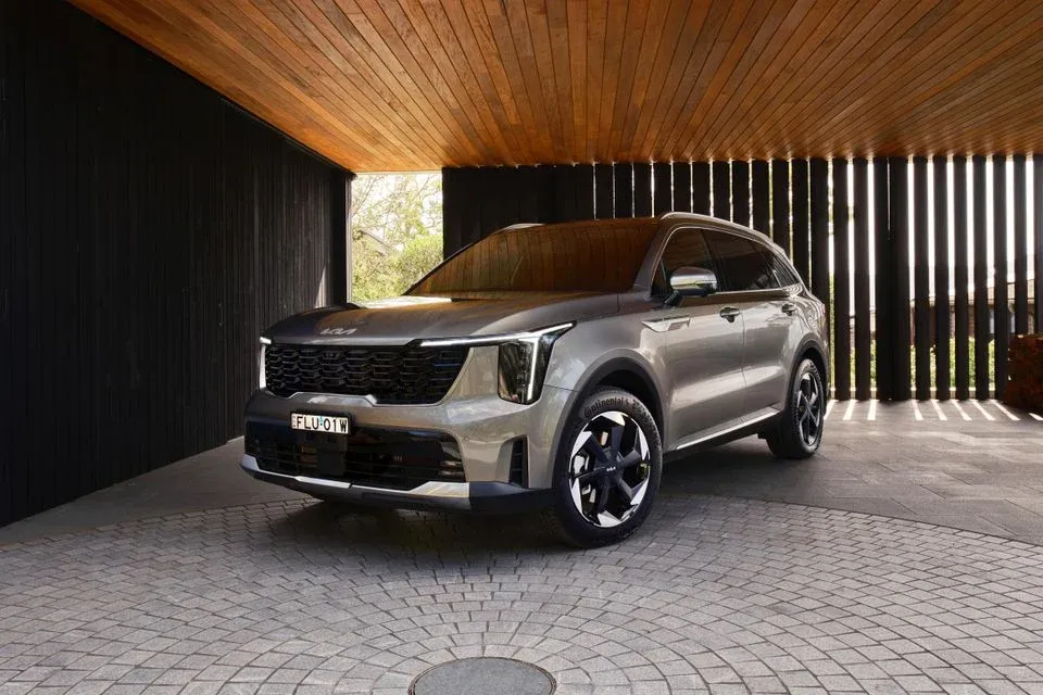 Kia Sorento इंटीरियर फीचर्स - डुअल स्क्रीन, सनरूफ, ADAS