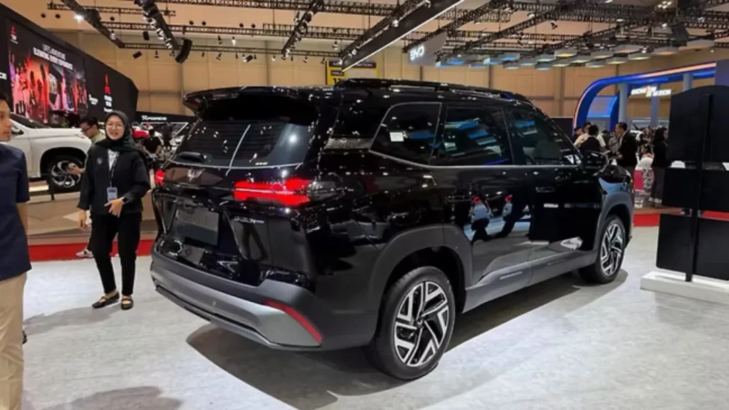 MG Hector Hawk केबिन इंटीरियर — टचस्क्रीन, डिजिटल क्लस्टर और पैनोरमिक सनरूफ
